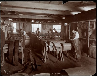 Vue intérieure des hommes travaillant le cuir à la New York Leather Belting Co., New York, 1905 - Byron Company